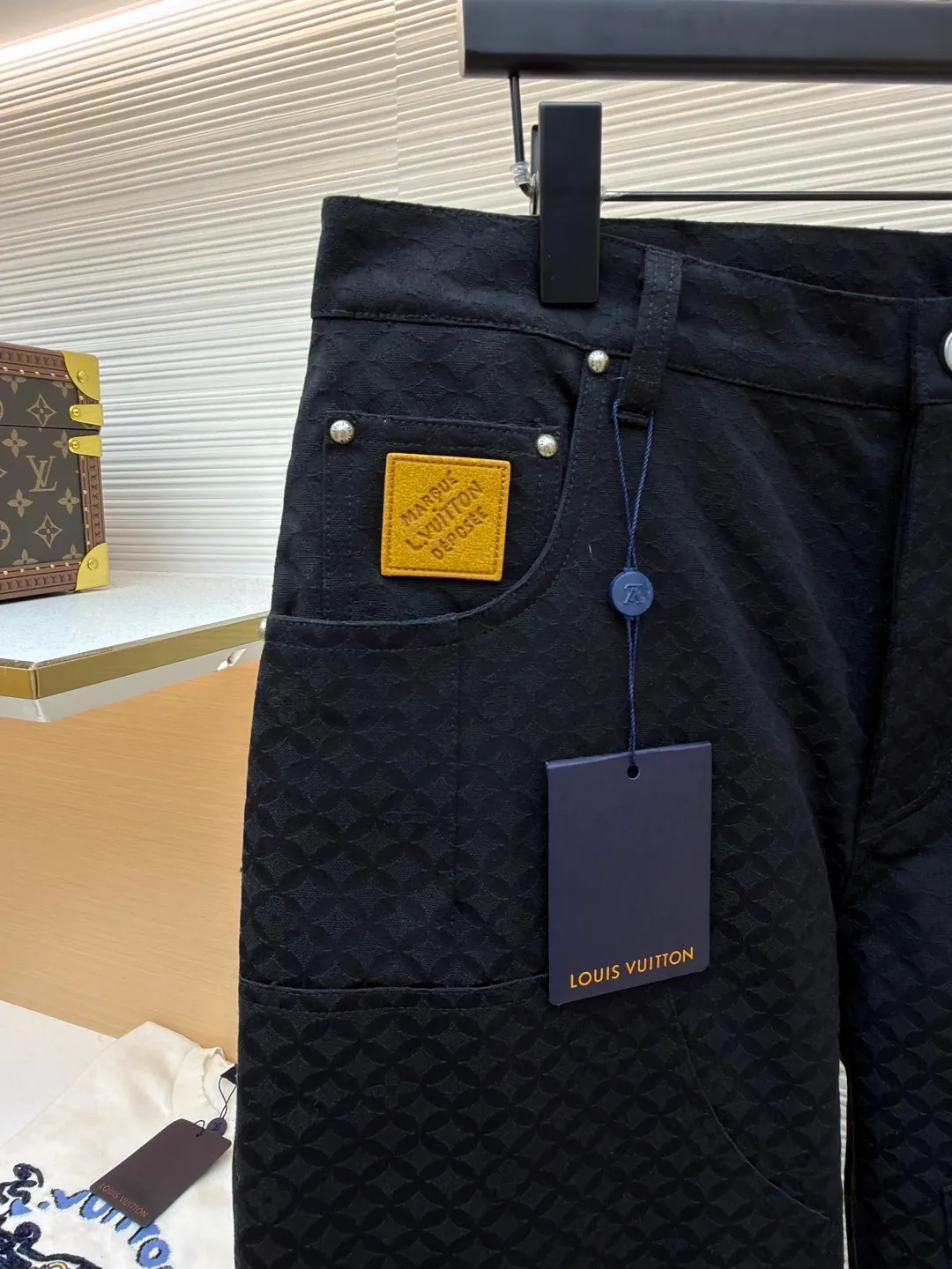 LOUIS VUITTON cotton overalls ●Article number: 1681528-B15 ●Material: cotton jacquard fabric ●Technology: jacquard production ●Color: black ●Version: fitted version ●Weight: about 800 grams ●Size: S-M-L-XL ●Description: This cotton overalls presents the Dandy Monogram jacquard texture from the 2025 autumn and winter show, injecting rich texture into the casual silhouette. The pockets and patchwork of the jeans are rich in details, and the pearlescent buttons illustrate the dandy style. They can be paired with the same jacket to create a casual and elegant look. Body: 100% cotton Lining: 100% cotton All-over logo jacquard Pearlescent button closure at front. Classic 5-pocket denim cut with studded rear label. The overall wiring is straight and delicate, the fabric is comfortable and soft, and the color is consistent without color difference. It can be matched with the same style to create a fashionable look and control various occasions. Customized accessories, complete with three standards, same style for men and women!